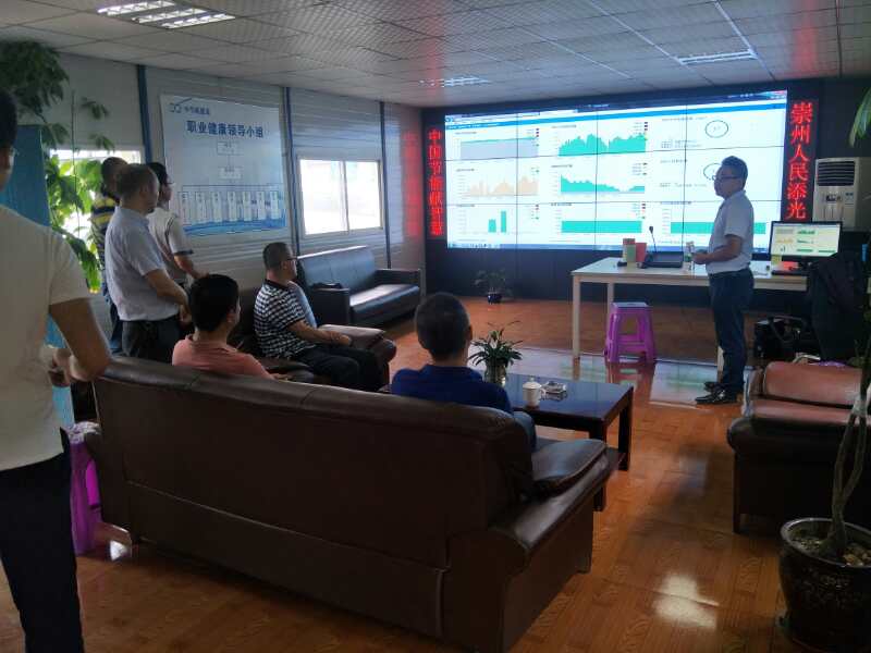 崇州市140余盞智慧路燈建設(shè)完成！TA不僅自帶免費wifi和汽車充電樁，還有這些厲害的功能……(圖2)